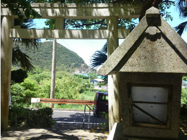 加計呂麻島にある『実久三次郎神社』の社側からの鳥居