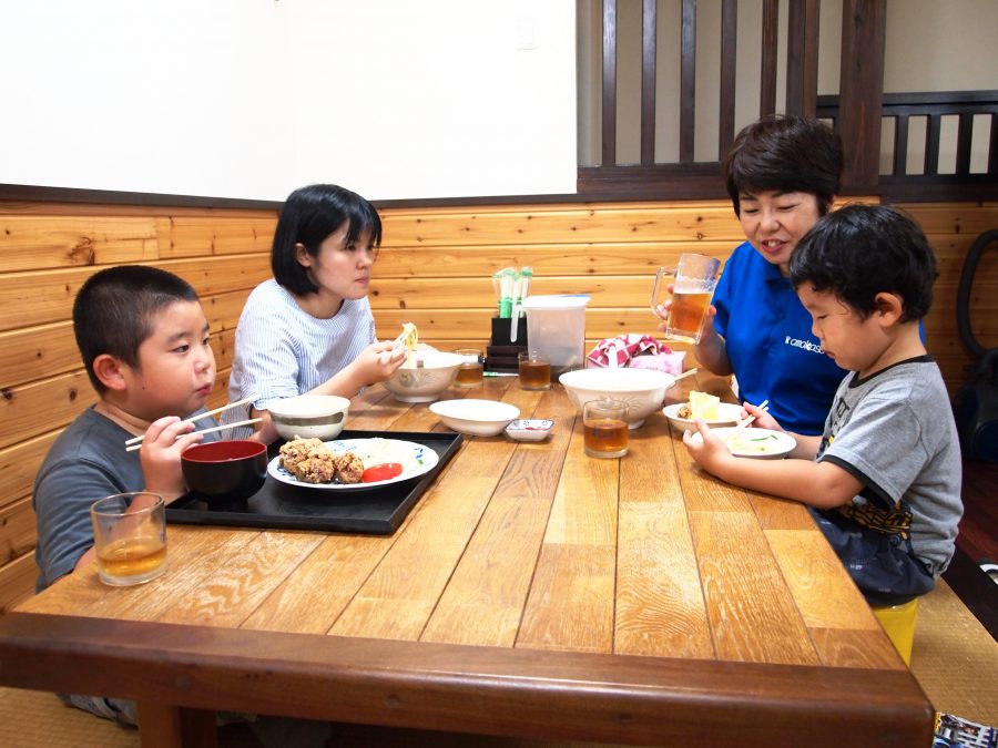 奄美大島,名瀬,とくとく亭,お食事中写真